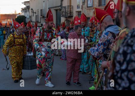 Almonacid de Marquesado, Cuenca, Espagne. 3 février 2024. Chaque année, du 2 au 3 février, la ville d'Almonacid del Marquesado dans le centre de l'Espagne accueille les festivités animées ''Endiablada'' (la Fraternité des Diables), une tradition datant de l'époque médiévale ou plus tôt en l'honneur de la Candelaria et San Blas. Au cours de cet événement animé, les participants masculins arborent une tenue diabolique, notamment des costumes de combinaison éclatants et des chapeaux d'onglet rouges. Crédit : ZUMA Press, Inc./Alamy Live News Banque D'Images