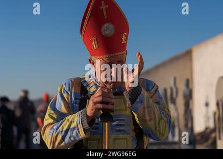 Almonacid de Marquesado, Cuenca, Espagne. 3 février 2024. Un membre de la confrérie Endiablada crie en priant pour ses compagnons croyants décédés et ses proches lors de la fête traditionnelle 'Endiablada' à Almonacid Del Marquesado, en Espagne. Chaque année, du 2 au 3 février, la ville d'Almonacid del Marquesado, dans le centre de l'Espagne, accueille les festivités vibrantes ''Endiablada' (la Fraternité des Diables), une tradition datant de l'époque médiévale ou plus tôt en l'honneur de la Candelaria et San Blas. Crédit : ZUMA Press, Inc./Alamy Live News Banque D'Images