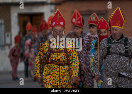 Almonacid de Marquesado, Cuenca, Espagne. 3 février 2024. Les membres de la confrérie Endiablada défilent pendant la fête traditionnelle Endiablada à Almonacid Del Marquesado, Espagne. Chaque année, du 2 au 3 février, la ville d'Almonacid del Marquesado dans le centre de l'Espagne accueille les festivités animées ''Endiablada'' (la Fraternité des Diables), une tradition datant de l'époque médiévale ou plus tôt en l'honneur de la Candelaria et San Blas. Au cours de cet événement animé, les participants masculins arborent une tenue diabolique, notamment des costumes de combinaison éclatants et des chapeaux d'onglet rouges. Crédit : ZUMA Press, Inc./Alamy Live News Banque D'Images