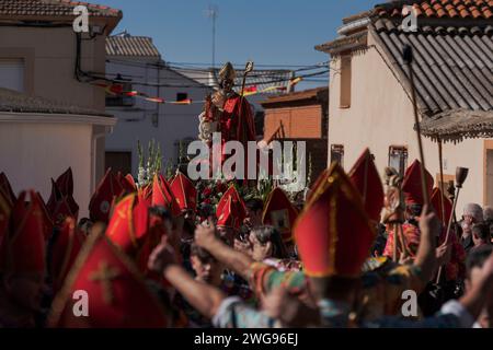 Almonacid de Marquesado, Cuenca, Espagne. 3 février 2024. Image de la Candelaria dans les rues de la petite ville d'Almonacid del Marquesado.chaque année, du 2 au 3 février, la ville d'Almonacid del Marquesado dans le centre de l'Espagne accueille les festivals dynamiques ''Endiablada'' (la Fraternité des Diables), une tradition datant de l'époque médiévale ou plus tôt en l'honneur de la Candelaria et San Blas. Au cours de cet événement animé, les participants masculins arborent une tenue diabolique, notamment des costumes de combinaison éclatants et des chapeaux d'onglet rouges. Crédit : ZUMA Press, Inc./Alamy Live News Banque D'Images