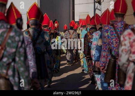 Almonacid de Marquesado, Cuenca, Espagne. 3 février 2024. Les membres de la confrérie Endiablada défilent pendant la fête traditionnelle Endiablada à Almonacid Del Marquesado, Espagne. Chaque année, du 2 au 3 février, la ville d'Almonacid del Marquesado dans le centre de l'Espagne accueille les festivités animées ''Endiablada'' (la Fraternité des Diables), une tradition datant de l'époque médiévale ou plus tôt en l'honneur de la Candelaria et San Blas. Au cours de cet événement animé, les participants masculins arborent une tenue diabolique, notamment des costumes de combinaison éclatants et des chapeaux d'onglet rouges. Crédit : ZUMA Press, Inc./Alamy Live News Banque D'Images