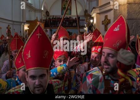 Almonacid de Marquesado, Cuenca, Espagne. 3 février 2024. Chaque année, du 2 au 3 février, la ville d'Almonacid del Marquesado dans le centre de l'Espagne accueille les festivités animées ''Endiablada'' (la Fraternité des Diables), une tradition datant de l'époque médiévale ou plus tôt en l'honneur de la Candelaria et San Blas. Au cours de cet événement animé, les participants masculins arborent une tenue diabolique, notamment des costumes de combinaison éclatants et des chapeaux d'onglet rouges. Crédit : ZUMA Press, Inc./Alamy Live News Banque D'Images