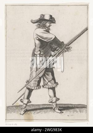 Soldat avec un mousquet qui transfère sa mèche de sa droite à sa main gauche, ca. 1645, 1645 - 1647 imprimer Un soldat, en entier, à droite, qui tient un mousquet (un certain type d'arme à feu) et une fourre (fourche de mousquet) de sa main gauche. Il transfère la mèche brûlante de sa main droite à sa main gauche, ca. 1645. Imprimé au dos avec texte en français. Libre à la plaque 15 dans les instructions de manipulation du mousquet dans la manipulation des armes de J. de Gheyn. Guerre ait de guerre vers 1600. Sud des pays-Bas gravure papier manipulation des armes  entraînement militaire. armes Banque D'Images