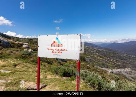 Village de station de ski de Thredbo dans le parc national de Kosciusko, Thredo signe au sommet du télésiège de montagne, Australie, été 2024 Banque D'Images