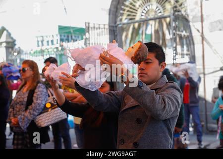 Tlaxcala de Xicotencatl, Mexique. 2 février 2024. Les dévots catholiques ont rié à l'enfant de Dieu et les ont bénis dans le cadre de la célébration du jour des chandelles. À la fin, ils ont mangé les tamales traditionnels. Le 2 février 2024, Tlaxcala de Xicotencatl, Mexique. (Image de crédit : © Essene Hernandez/eyepix via ZUMA Press Wire) USAGE ÉDITORIAL SEULEMENT! Non destiné à UN USAGE commercial ! Banque D'Images