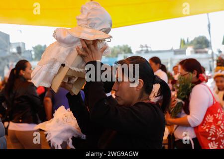 Tlaxcala de Xicotencatl, Mexique. 2 février 2024. Les dévots catholiques ont rié à l'enfant de Dieu et les ont bénis dans le cadre de la célébration du jour des chandelles. À la fin, ils ont mangé les tamales traditionnels. Le 2 février 2024, Tlaxcala de Xicotencatl, Mexique. (Image de crédit : © Essene Hernandez/eyepix via ZUMA Press Wire) USAGE ÉDITORIAL SEULEMENT! Non destiné à UN USAGE commercial ! Banque D'Images