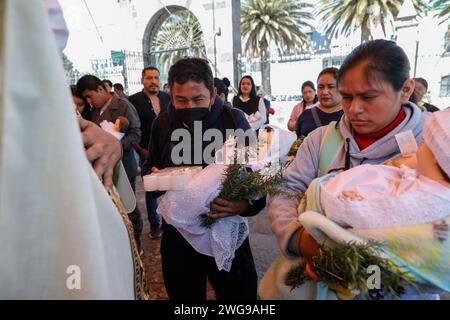 Tlaxcala de Xicotencatl, Mexique. 2 février 2024. Les dévots catholiques ont rié à l'enfant de Dieu et les ont bénis dans le cadre de la célébration du jour des chandelles. À la fin, ils ont mangé les tamales traditionnels. Le 2 février 2024, Tlaxcala de Xicotencatl, Mexique. (Image de crédit : © Essene Hernandez/eyepix via ZUMA Press Wire) USAGE ÉDITORIAL SEULEMENT! Non destiné à UN USAGE commercial ! Banque D'Images