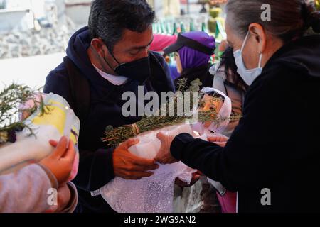 Tlaxcala de Xicotencatl, Mexique. 2 février 2024. Les dévots catholiques ont rié à l'enfant de Dieu et les ont bénis dans le cadre de la célébration du jour des chandelles. À la fin, ils ont mangé les tamales traditionnels. Le 2 février 2024, Tlaxcala de Xicotencatl, Mexique. (Image de crédit : © Essene Hernandez/eyepix via ZUMA Press Wire) USAGE ÉDITORIAL SEULEMENT! Non destiné à UN USAGE commercial ! Banque D'Images