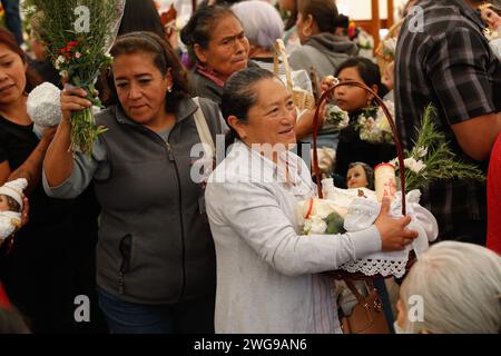 Tlaxcala de Xicotencatl, Mexique. 2 février 2024. Les dévots catholiques ont rié à l'enfant de Dieu et les ont bénis dans le cadre de la célébration du jour des chandelles. À la fin, ils ont mangé les tamales traditionnels. Le 2 février 2024, Tlaxcala de Xicotencatl, Mexique. (Image de crédit : © Essene Hernandez/eyepix via ZUMA Press Wire) USAGE ÉDITORIAL SEULEMENT! Non destiné à UN USAGE commercial ! Banque D'Images