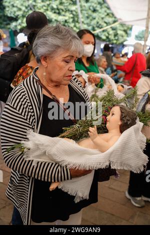 Tlaxcala de Xicotencatl, Mexique. 2 février 2024. Les dévots catholiques ont rié à l'enfant de Dieu et les ont bénis dans le cadre de la célébration du jour des chandelles. À la fin, ils ont mangé les tamales traditionnels. Le 2 février 2024, Tlaxcala de Xicotencatl, Mexique. (Image de crédit : © Essene Hernandez/eyepix via ZUMA Press Wire) USAGE ÉDITORIAL SEULEMENT! Non destiné à UN USAGE commercial ! Banque D'Images