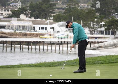 Pebble Beach, États-Unis. 03 février 2024. Pebble Beach, Monterey, Californie, USA - 3 février 2024 Matthieu Pavon, vainqueur de la semaine dernière à San Diego, reviews son putt sur le 5e green lors de la 3e manche à Pebble Beach Links du deuxième événement 'Signature' de la saison USA PGA Tour - l'AT&T Pro-Am au célèbre Pebble Beach Links. Crédit : Motofoto/Alamy Live News Banque D'Images