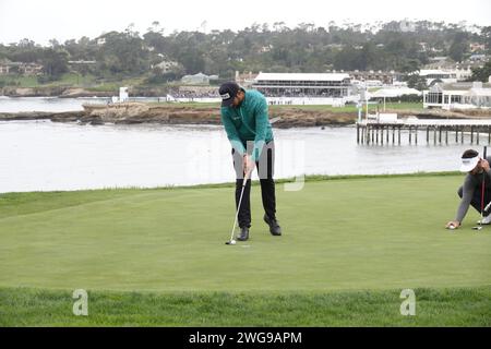 Pebble Beach, États-Unis. 03 février 2024. Pebble Beach, Monterey, Californie, USA - 3 février 2024 Matthieu Pavon, vainqueur de la semaine dernière à San Diego, putte sur le 5e green lors de la 3e manche à Pebble Beach Links du deuxième événement 'Signature' de la saison USA PGA Tour - l'AT&T Pro-Am au célèbre Pebble Beach Links. Crédit : Motofoto/Alamy Live News Banque D'Images