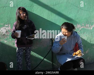 Tlaxcala, Mexique. 02 février 2024. Le 2 février 2024, Tlaxcala de Xicotencatl, Mexique : les dévots catholiques ont milité à l'enfant de Dieu et les ont bénis dans le cadre de la célébration de la fête des chandelles. À la fin, ils ont mangé les tamales traditionnels. Le 2 février 2024, Tlaxcala de Xicotencatl, Mexique. (Photo de Essene Hernandez/Eyepix Group/Sipa USA) crédit : SIPA USA/Alamy Live News Banque D'Images