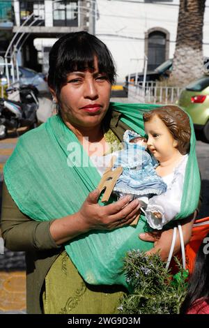 Tlaxcala de Xicotencatl, Mexique. 2 février 2024. Les dévots catholiques ont rié à l'enfant de Dieu et les ont bénis dans le cadre de la célébration du jour des chandelles. À la fin, ils ont mangé les tamales traditionnels. Le 2 février 2024, Tlaxcala de Xicotencatl, Mexique. (Image de crédit : © Essene Hernandez/eyepix via ZUMA Press Wire) USAGE ÉDITORIAL SEULEMENT! Non destiné à UN USAGE commercial ! Banque D'Images