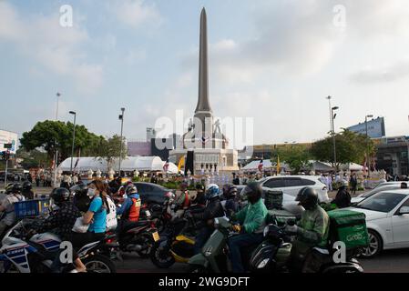 Bangkok, Bangkok, Thaïlande. 3 février 2024. Trafic autour du monument de la victoire. Espace événementiel à l'occasion de la Journée des anciens combattants le 3 février 2024 à Bangkok. (Image de crédit : © Teera Noisakran/Pacific Press via ZUMA Press Wire) USAGE ÉDITORIAL SEULEMENT! Non destiné à UN USAGE commercial ! Banque D'Images