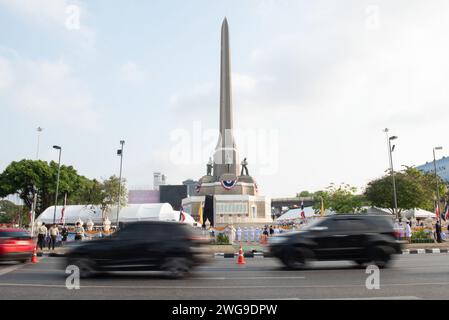 Bangkok, Bangkok, Thaïlande. 3 février 2024. Trafic autour du monument de la victoire. Espace événementiel à l'occasion de la Journée des anciens combattants le 3 février 2024 à Bangkok. (Image de crédit : © Teera Noisakran/Pacific Press via ZUMA Press Wire) USAGE ÉDITORIAL SEULEMENT! Non destiné à UN USAGE commercial ! Banque D'Images