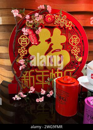 Singapour, 26 janvier 2024. Chinatown, préparation au nouvel an chinois, avec des décorations rouge vif et or exposées et à vendre. Banque D'Images