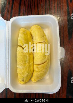 Singapour, le 26 janvier 2024. Chinatown, la célèbre attraction touristique de Singapour. Un marché de rue avec étal vendant des durians. Banque D'Images