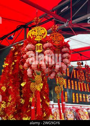 Singapour, 26 janvier 2024. Chinatown, préparation au nouvel an chinois, avec des décorations rouge vif et or exposées et à vendre. Banque D'Images