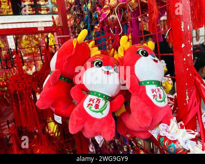 Singapour, janvier 2024. Chinatown, préparation au nouvel an chinois, avec des dragons mignons rouge vif et or à vendre. Banque D'Images