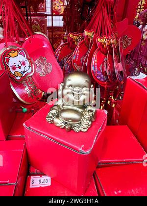 Singapour, 26 janvier 2024. Chinatown, préparation au nouvel an chinois, avec des décorations rouge vif et or exposées et à vendre. Banque D'Images