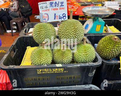 Singapour, le 26 janvier 2024. Chinatown, la célèbre attraction touristique de Singapour. Un marché de rue avec étal vendant des durians. Banque D'Images