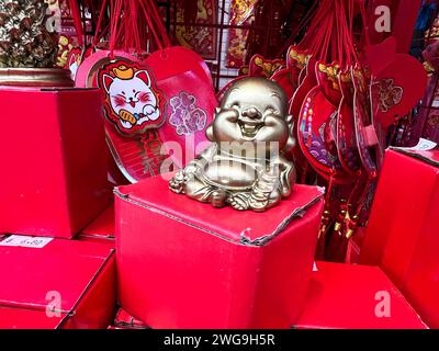 Singapour, 26 janvier 2024. Chinatown, préparation au nouvel an chinois, avec des décorations rouge vif et or exposées et à vendre. Banque D'Images