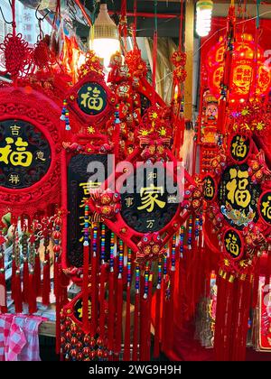 Singapour, 26 janvier 2024. Chinatown, préparation au nouvel an chinois, avec des décorations rouge vif et or exposées et à vendre. Banque D'Images