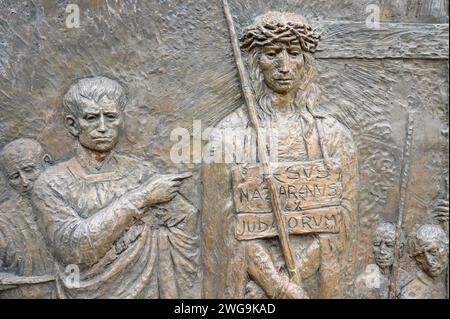 Le portage de la Croix – quatrième mystère douloureux du Rosaire. Sculpture en relief sur le mont Podbrdo (la colline des apparitions) à Medjugorje. Banque D'Images