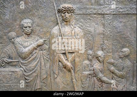 Le portage de la Croix – quatrième mystère douloureux du Rosaire. Sculpture en relief sur le mont Podbrdo (la colline des apparitions) à Medjugorje. Banque D'Images