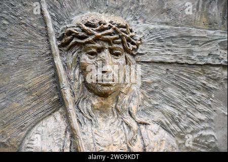Le portage de la Croix – quatrième mystère douloureux du Rosaire. Sculpture en relief sur le mont Podbrdo (la colline des apparitions) à Medjugorje. Banque D'Images