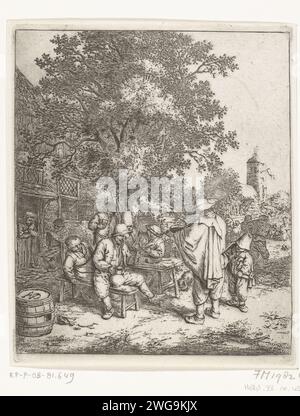 Violoniste et un jeune limber turner, ca. 1650, 1654 - 1656 imprimer deux musiciens, un homme avec un violon et un garçon avec un treuil, divertissent une entreprise de boissons à une table dans une rue du village. En arrière-plan, il y a une tour d'église où le drapeau pend. Nord des pays-Bas gravure de papier plus d'un musicien avec instrument. hurdy-gurdy. violon, violon Banque D'Images