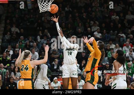 Fatima Ibrahim (10 ans), centre des Fighting Hawks du Dakota du Nord, tire le ballon lors d'un match de basket-ball féminin de la Ligue du sommet de la NCAA entre le North Dakota State Bison et l'Université du Dakota du Nord Fighting Hawks au Betty Engelstad Sioux Center à Grand Forks, Dakota du Nord, le samedi 3 février 2024. NDSU a gagné 101-85.Russell Hons/CSM Banque D'Images