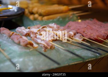 Brochettes de boeuf et de lard d'un marché de nuit Banque D'Images