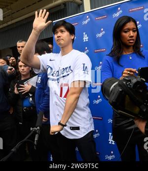 Los Angeles, États-Unis. 03 février 2024. Shohei Ohtani fait signe aux fans lors d'une conférence de presse Dodgerfest au Dodger Stadium de Los Angeles le samedi 3 février 2024. Photo de Jim Ruymen/UPI crédit : UPI/Alamy Live News Banque D'Images