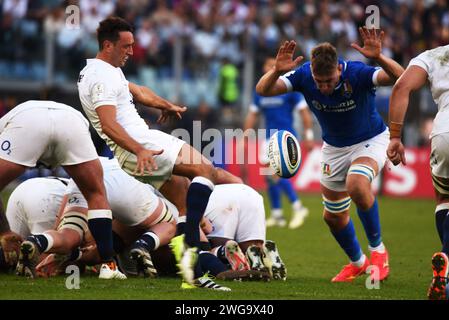 Rome, Latium, Italie. 3 février 2024. ROME, ITALIE 2024/02/03 : Alex Mitchell Scrum moitié de l'équipe d'Angleterre, donne un coup de pied au Stade Olympique de Rome, lors du premier match de Guinness six Nations 2024, entre l'Italie et l'Angleterre. À la fin du match, l'équipe d'Angleterre a remporté le match avec le score de 27-24. (Image de crédit : © Pasquale Gargano/Pacific Press via ZUMA Press Wire) USAGE ÉDITORIAL SEULEMENT! Non destiné à UN USAGE commercial ! Crédit : ZUMA Press, Inc./Alamy Live News Banque D'Images