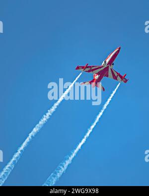 Surya Kiran Aerobatic Team de l'Indian Air Force effectue des manœuvres lors du Mumbai Air Show 2024. Banque D'Images