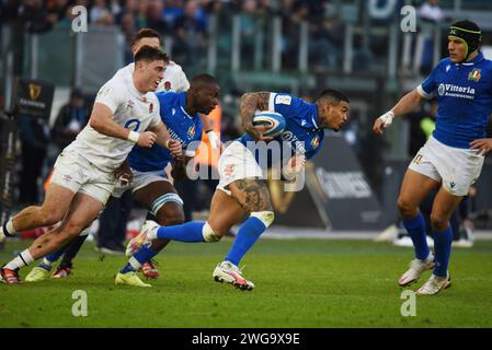 Rome, Latium, Italie. 3 février 2024. ROME, ITALIE 2024/02/03 : équipe de Monty Ioane Wing of England, course avec ballon au Stade Olympique de Rome, lors du premier match de Guinness six Nations 2024, entre l'Italie et l'Angleterre. À la fin du match, l'équipe d'Angleterre a remporté le match avec le score de 27-24. (Image de crédit : © Pasquale Gargano/Pacific Press via ZUMA Press Wire) USAGE ÉDITORIAL SEULEMENT! Non destiné à UN USAGE commercial ! Crédit : ZUMA Press, Inc./Alamy Live News Banque D'Images