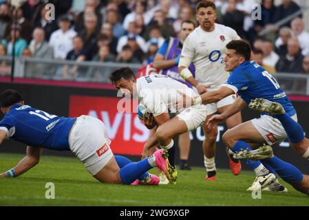 Rome, Latium, Italie. 3 février 2024. Alex Mitchell Scrum moitié de l'équipe d'Angleterre, se battre pour le ballon lors du premier match de Guinness six Nations 2024 joué entre l'Italie et l'Angleterre au Stade Olympique de Rome. L'Angleterre gagne 27-24. (Image de crédit : © Pasquale Gargano/Pacific Press via ZUMA Press Wire) USAGE ÉDITORIAL SEULEMENT! Non destiné à UN USAGE commercial ! Crédit : ZUMA Press, Inc./Alamy Live News Banque D'Images