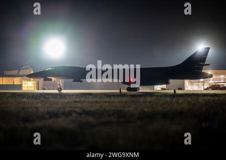 Abilene, États-Unis. 01 février 2024. Un B-1B lancer de la base aérienne d'Ellsworth, Dakota du Sud, descend la piste en taxi avant de décoller de la base aérienne de Dyess, Texas, le 1 février 2024. Le 2 février, les forces militaires américaines ont frappé plus de 85 cibles, avec de nombreux avions, y compris des bombardiers à longue portée B-1B, employant plus de 125 munitions de précision. Photo de l'aviateur Leon Redfern/États-Unis Force aérienne/UPI crédit : UPI/Alamy Live News Banque D'Images