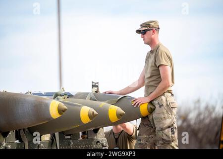 Abilene, États-Unis. 31 janvier 2024. L'aviateur de l'US Air Force, superviseur du 7th munitions Conventional Maintenance Stockpile, exploite une munition d'attaque directe conjointe pour le transport à la base aérienne de Dyess, Texas, le 31 janvier 2024. Le 2 février, les forces militaires américaines ont frappé plus de 85 cibles, avec de nombreux avions, y compris des bombardiers à longue portée B-1B, employant plus de 125 munitions de précision. Photo de l'aviateur Leon Redfern/États-Unis Force aérienne/UPI crédit : UPI/Alamy Live News Banque D'Images