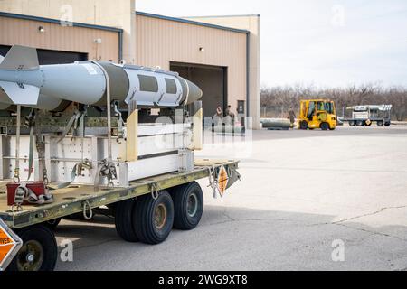 Abilene, États-Unis. 31 janvier 2024. Les munitions d'attaque directe sont attelées sur une remorque avant d'être transportées sur la ligne de vol de la base aérienne Dyess, au Texas, le 31 janvier 2024. Le 2 février, les forces militaires américaines ont frappé plus de 85 cibles, avec de nombreux avions, y compris des bombardiers à longue portée B-1B, employant plus de 125 munitions de précision. Photo de l'aviateur Leon Redfern/États-Unis Force aérienne/UPI crédit : UPI/Alamy Live News Banque D'Images