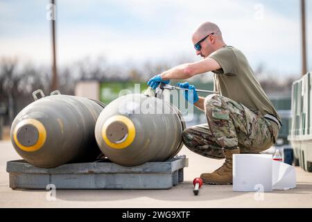 Abilene, États-Unis. 31 janvier 2024. Un aviateur de l'atelier de maintenance conventionnelle du 7th munitions prépare une munition d'attaque directe conjointe pour le transport à la base aérienne de Dyess, au Texas, le 31 janvier 2024. Le 2 février, les forces militaires américaines ont frappé plus de 85 cibles, avec de nombreux avions, y compris des bombardiers à longue portée B-1B, employant plus de 125 munitions de précision. Photo de l'aviateur Leon Redfern/États-Unis Force aérienne/UPI crédit : UPI/Alamy Live News Banque D'Images