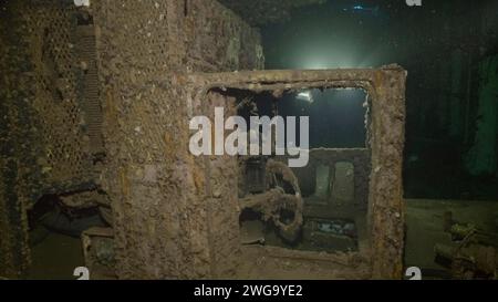 Vue rapprochée d'une cabine de camion située sur le côté de la soute intérieure du ferry Salem Express Shipwreck, Red Sea, Safaga, Egypte Banque D'Images