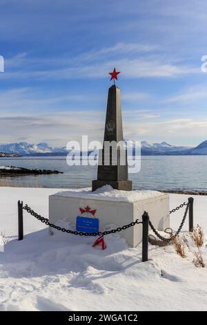 Pierre commémorative pour les victimes du camp de prisonniers de la seconde Guerre mondiale, Winter, Harstad, Troms og Finnmark, Norvège Banque D'Images