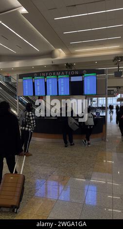 Atlanta, GA, États-Unis : janvier 3,2024 : les passagers vérifient le comptoir d'information pour les détails du vol au terminal international très fréquenté de Hartsfield Jacks Banque D'Images