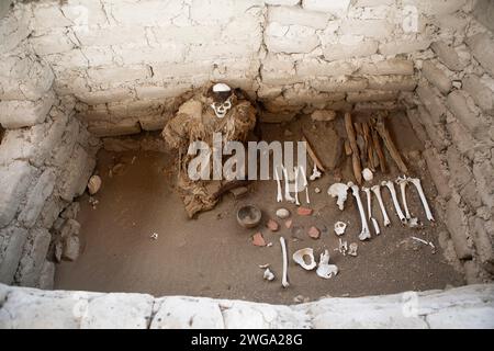 Squelette dans une tombe ouverte, cimetière de Chauchilla ou cimetière du désert, région d'ICA, province de Nazca, Pérou Banque D'Images