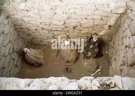 Squelettes au cimetière de Chauchilla ou cimetière désertique, région d'ICA, province de Nazca, Pérou Banque D'Images