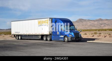 Un gros camion américain garé sur une route près de l'Arizona Banque D'Images