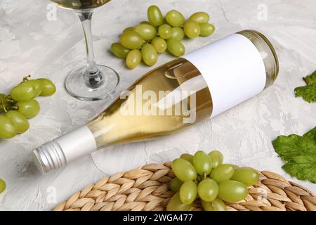 Bouteille de vin blanc avec étiquette vierge sur fond de couleur Banque D'Images